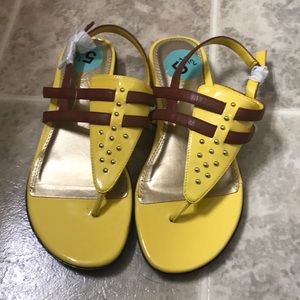 LifeStrides thong Sandals glossy Yellow sz 5.5